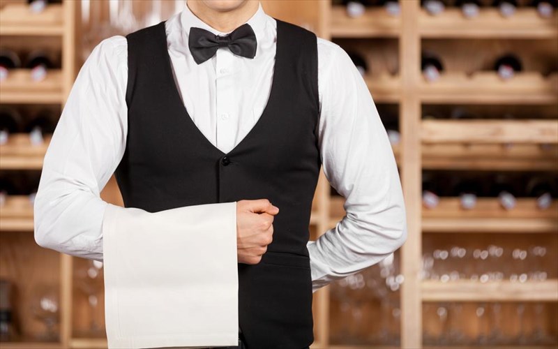 o-pelatis-exei-panta-dikio-o-serbitoros