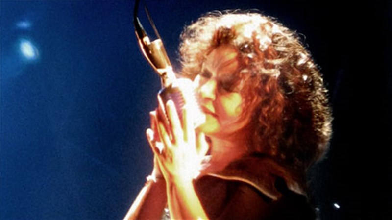 i-tania-tsanaklidou-anoigei-tin-aulaia-ston-zugo