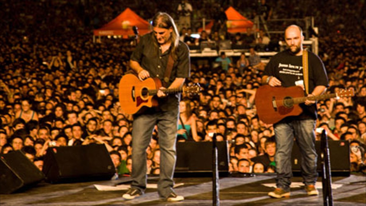 oi-puks-laks-ftanoun-sto-terra-vibe