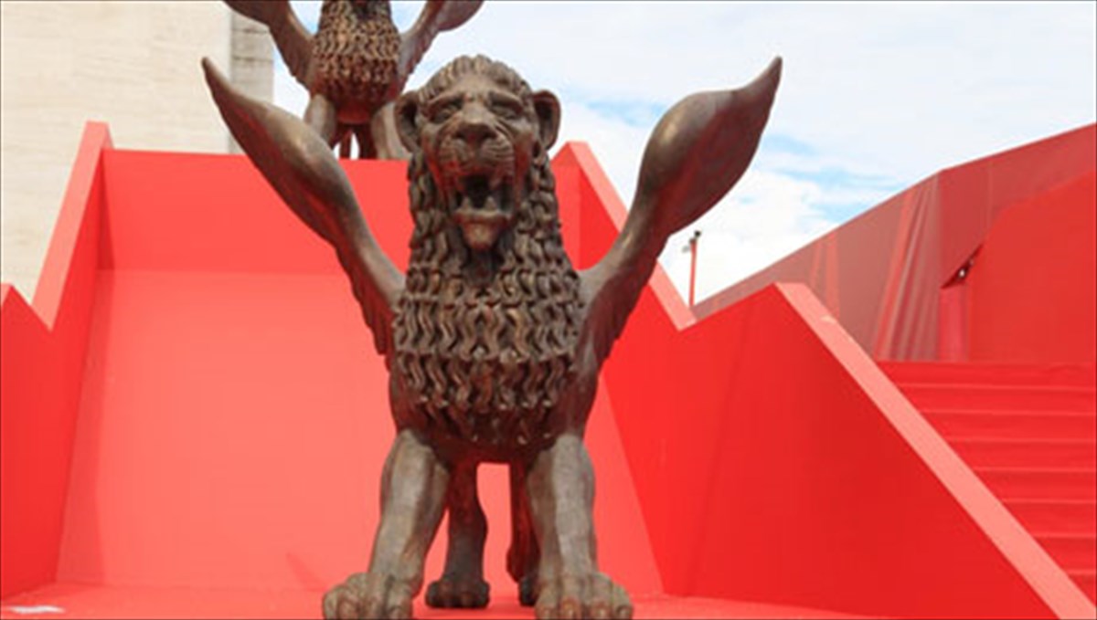 o-xrusos-leontas-ston-sokourof-gia-ton-faoustkai-i-diakrisi-gia-ton-lanthimo-diakrisi-gia-ton-lanthimo