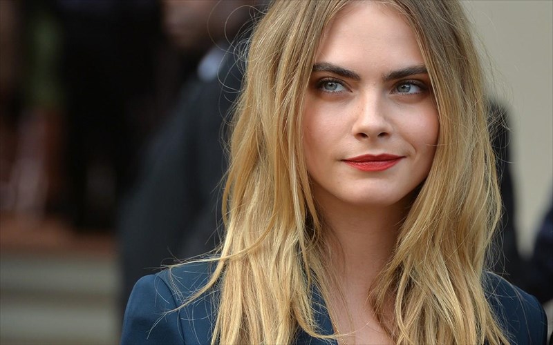 h-cara-delevingne-briskei-seksistikes-tis-tainies-me-souper-iroes