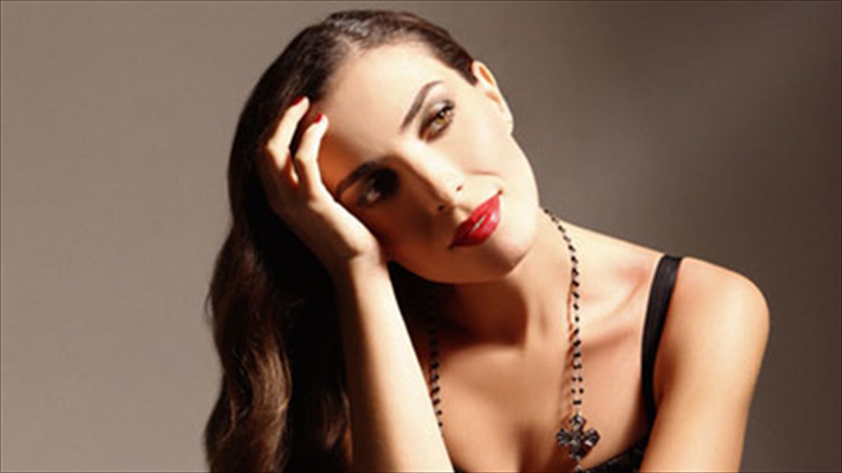 mia-nuxta-sto-fos-me-ti-foteini-darra