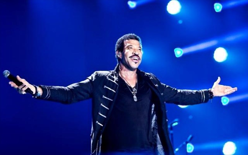 lionel-richie-ksana-stin-korufi-ton-charts-23-xronia-meta