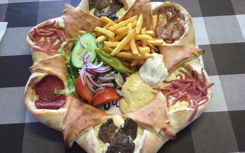 i-pio-periergi-pitsa-tou-kosmou-kanei-to-guro-tou-diadiktuou