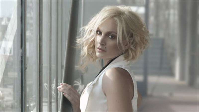 h-eleonora-zouganeli-zontaneuei-ta-tragoudia-tou-alekou-sakellariou