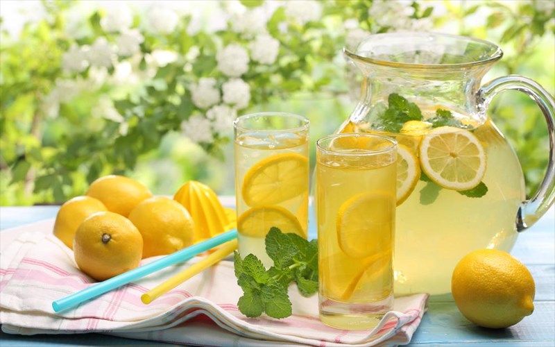 ftiakste-droseri-lemonada-me-pente-diaforetikes-suntages