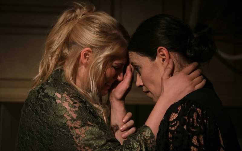 mesa-sto-spiti-tis-mpernarnta-almpa-tou-enke-fezollari