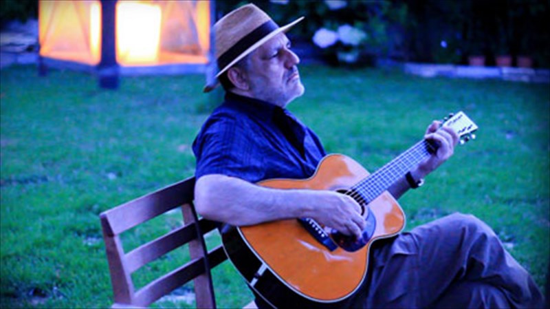 o-nikos-portokaloglou-remiksarei-sto-kipotheatro-papagou