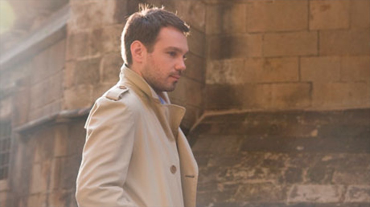 enas-flaneur-xoreuei-swing-sto-kentro-tis-athinas