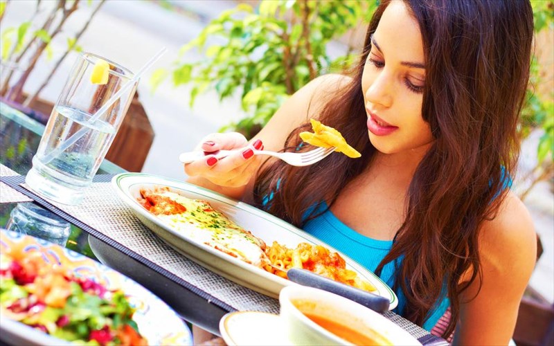 giati-stis-diakopes-peiname-perissotero