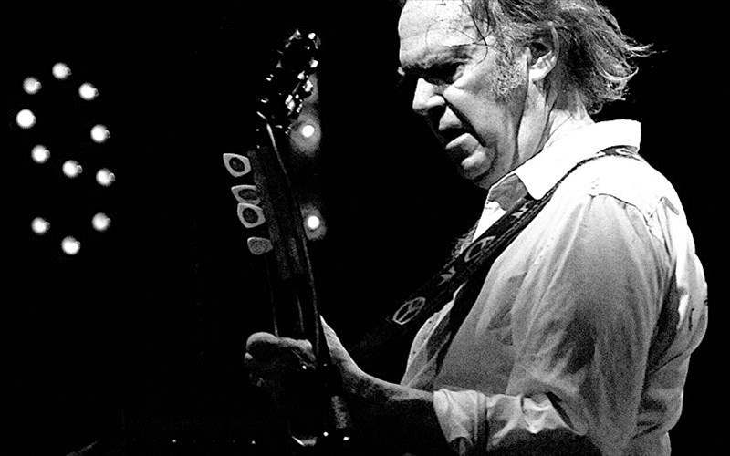 o-neil-young-apagoreuei-to-streaming-tis-mousikis-tou