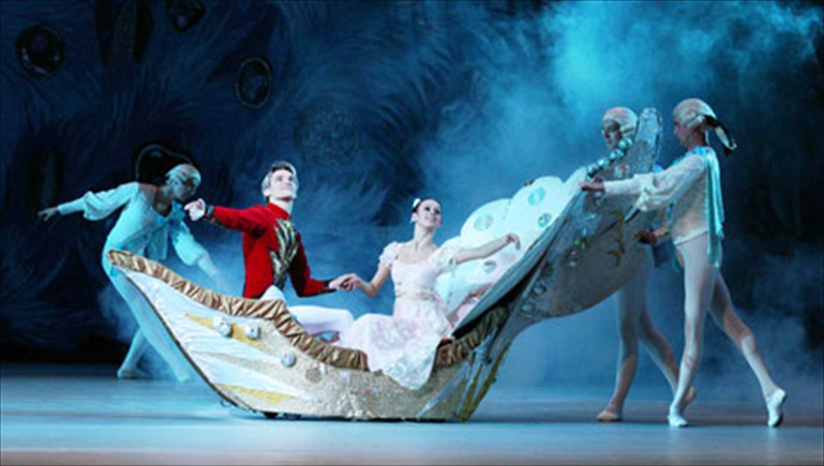 ti-tha-doume-sto-theatro-badminton