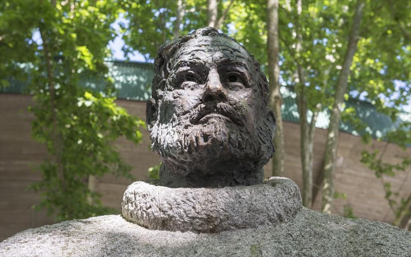 o-xemingouei-protassei-ton-erota-enantia-ston-polemo-se-8-aristourgimata-aristourgimata