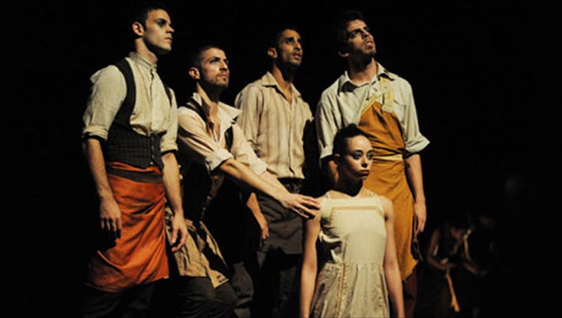 monger-apo-ton-diasimo-xorografo-barak-marshal