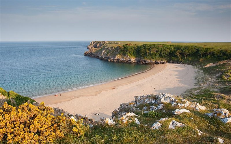 as-anakalupsoume-tis-omorfoteres-bretanikes-aktes