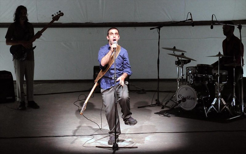 to-21-kritiki-theatrou