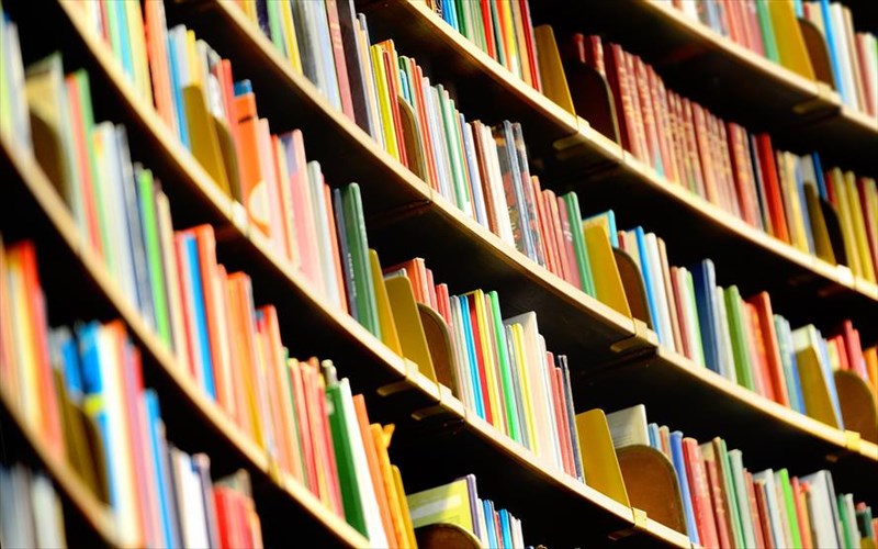 duo-mpazar-bibliou-stin-poli-prin-tis-diakopes