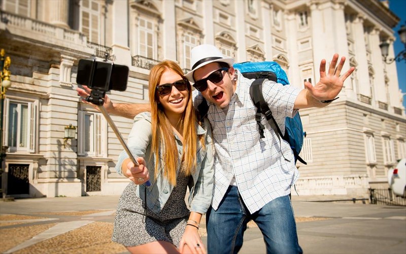 mikra-mustika-gia-na-mi-moiazete-sunexos-me-tourista