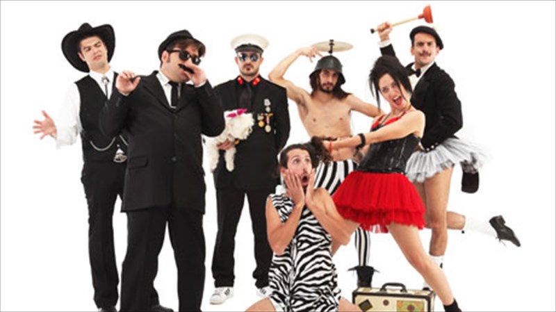 mia-kefati-neaniki-parea-ta-kanei-salata