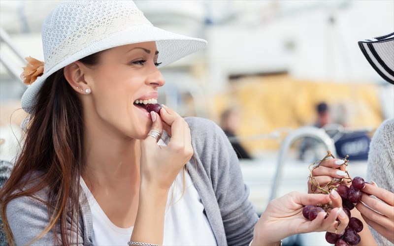 ta-mi-kai-ta-prepei-tis-diatrofis-prin-apo-ena-poluoro-nuxterino-taksidi