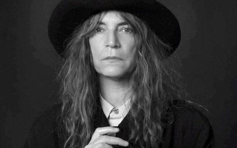 i-patti-smith-etoimazei-tin-tileoptiki-metafora-bibliou-tis