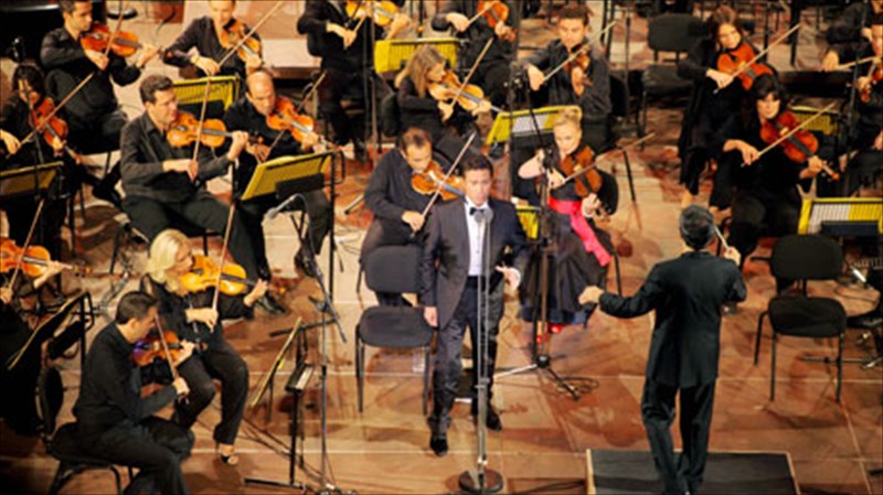 carmina-burana-tragoudia-bebila-se-ena-katamesto-irodeio