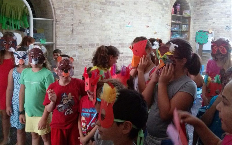 xristina-ilioudi-i-bibliothiki-einai-enas-zontanos-organismos-pou-allazei-kai-ekselissetai