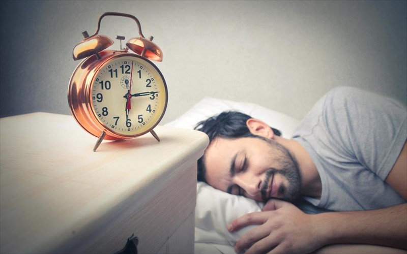 giati-ta-matia-mas-petarizoun-otan-koimomaste