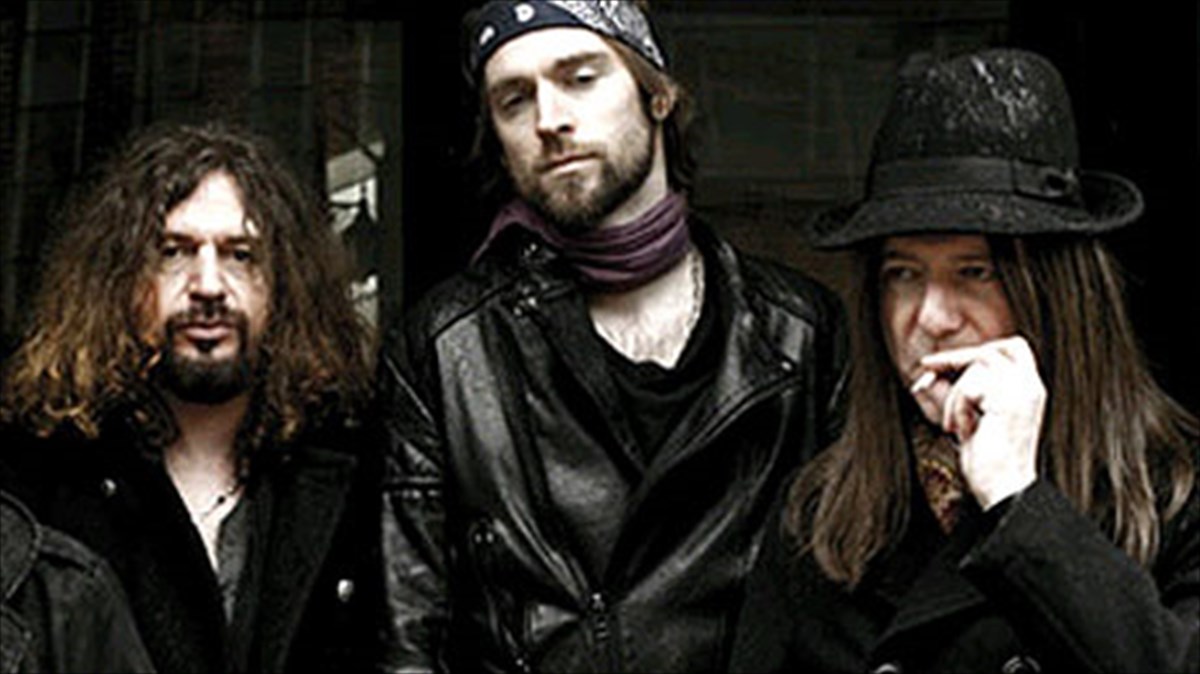 oi-thrulikoi-cathedral-apoxairetoun-to-koino-me-duo-sunaulies