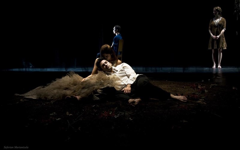 to-ergastirio-tis-bijoux-de-kant-anoigei-tis-portes-tou