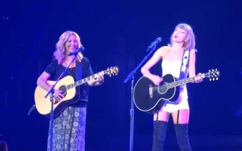 i-taylor-swift-mazi-me-ti-foibion-stage