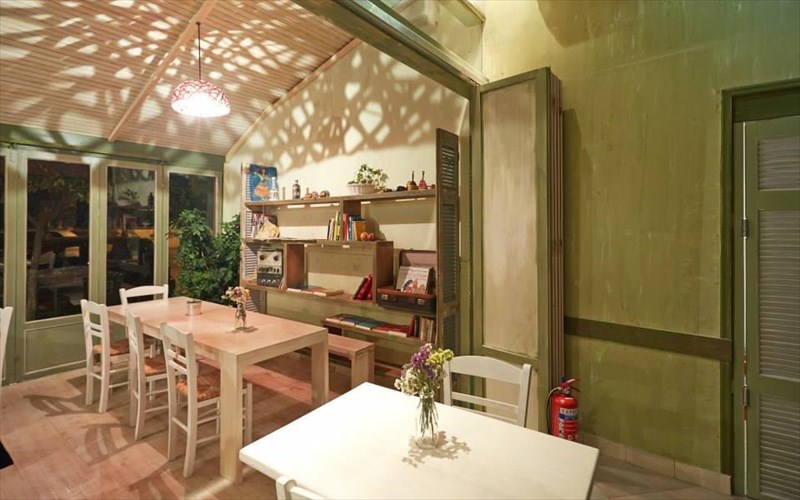 mantalaki-ena-sunergatiko-kafeneio-san-sto-spiti-sas