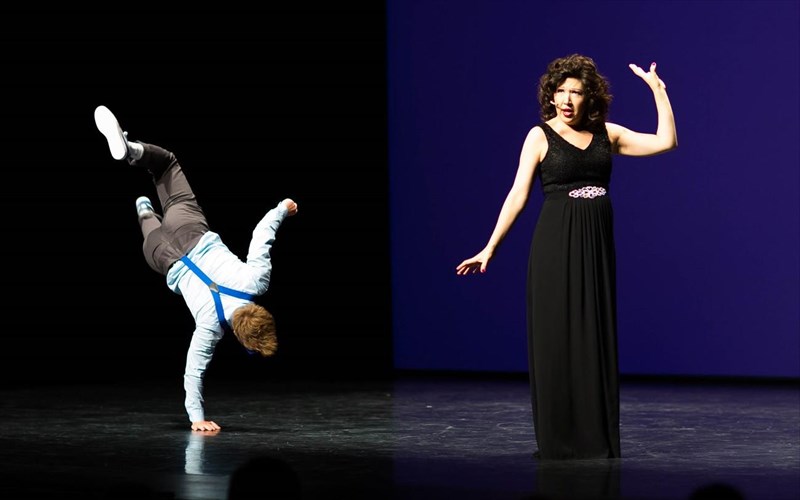 ekriktiki-sunantisi-tou-klasikou-me-to-breakdance-stin-texnopoli