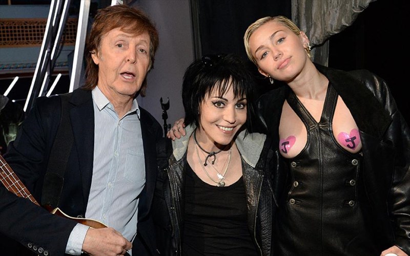 o-paul-mccartney-kai-to-stithos-tis-miley