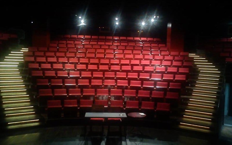 i-kardia-ton-gunaikon-xtupa-sto-theatro-tzeni-karezi