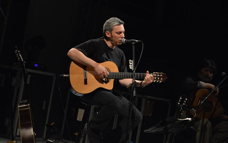 o-alkinoos-paei-ston-kipo-kai-emeis-ton-akolouthoume