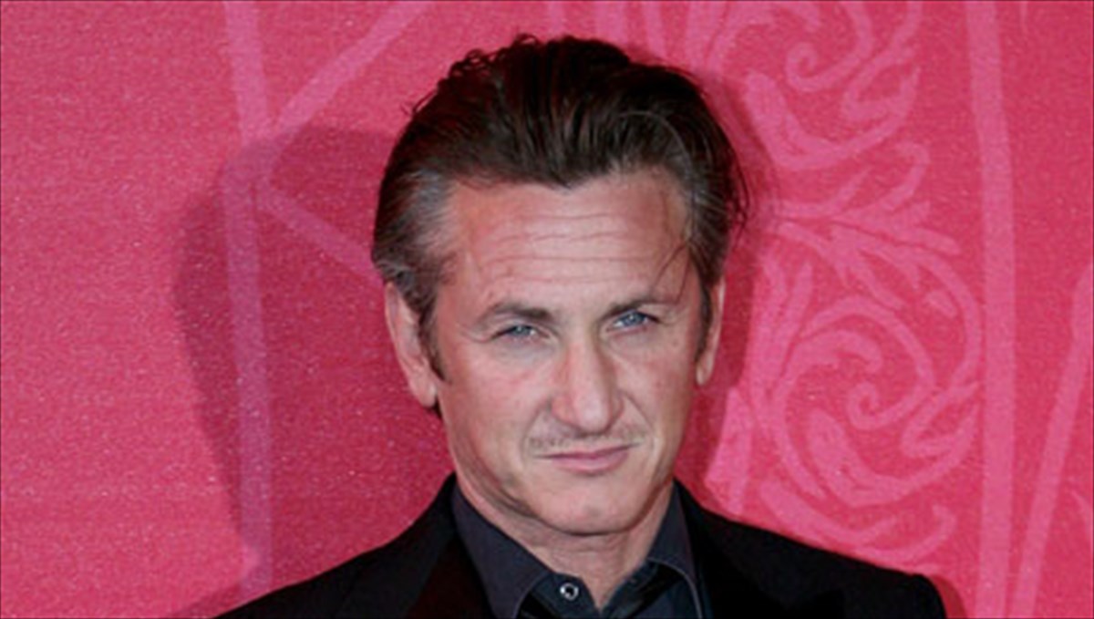 o-son-pen-diadilose-stin-plateia-taxrir-tou-kairou