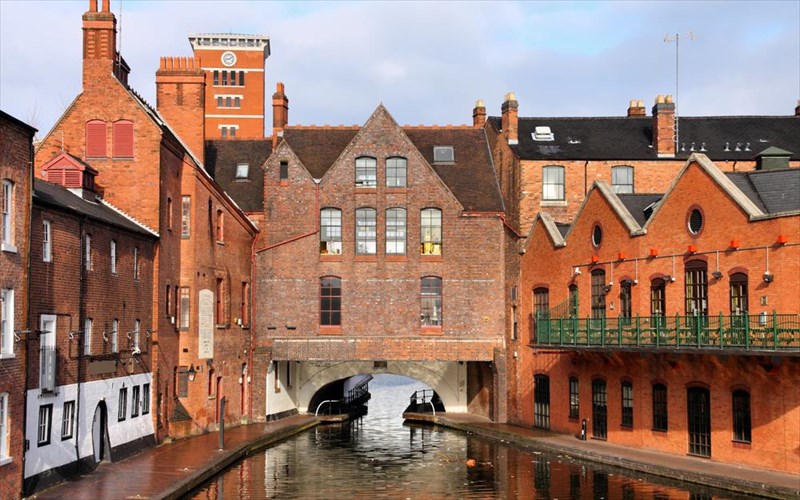 taksidi-se-europaikes-poleis-makria-apo-ta-fota-ton-proteuouson