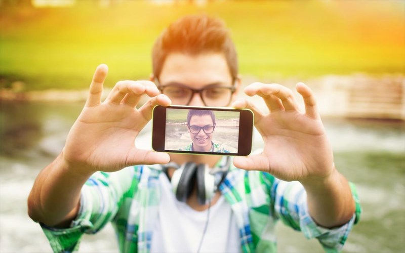 selfie-vs-karxaries-ti-einai-pio-epikinduno-gia-tous-taksidiotes