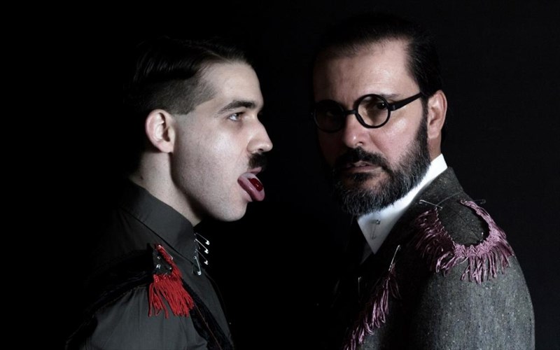 o-mikros-xitler-erxetai-sto-theatro-tou-neou-kosmou