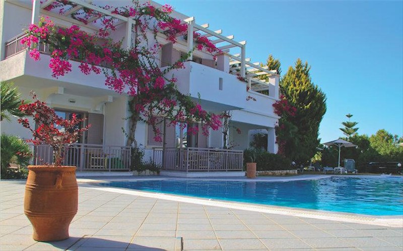 to-ksenodoxeio-nana-beach-dieprepse-se-bathmologia-sto-holiday-check