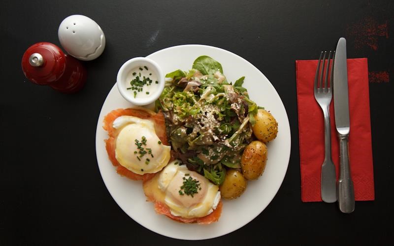 i-nea-tasi-sto-parisi-menou-me-protagonisti-ena-uliko