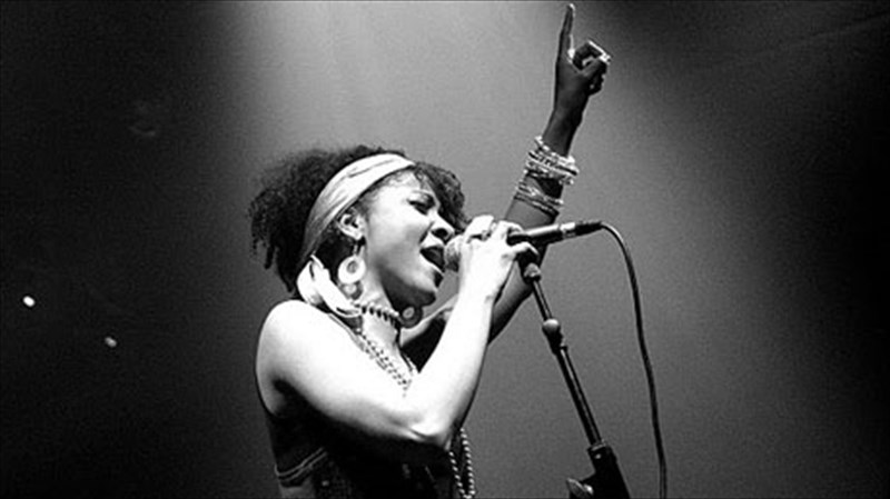 egkainia-me-funk-diathesi-sto-half-note