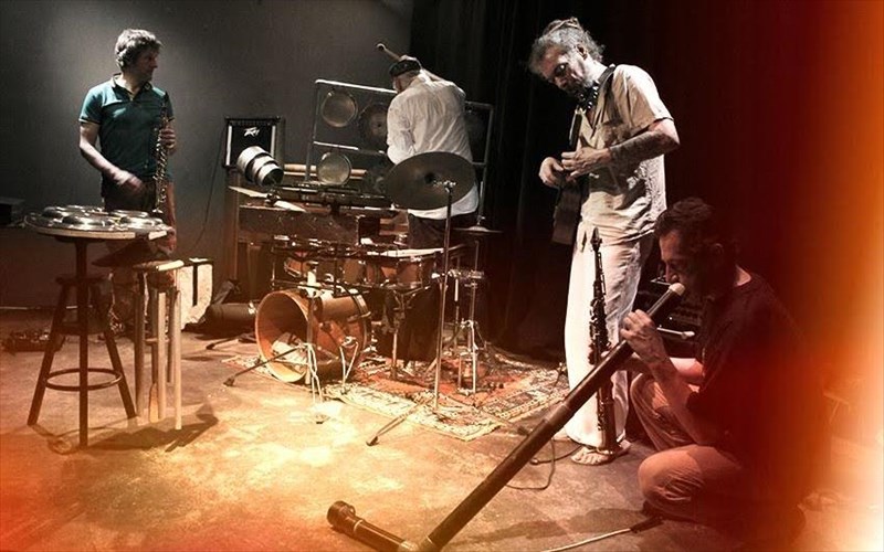 oi-omikron-project-live-sto-cafe-tou-nomismatikou-mouseiou