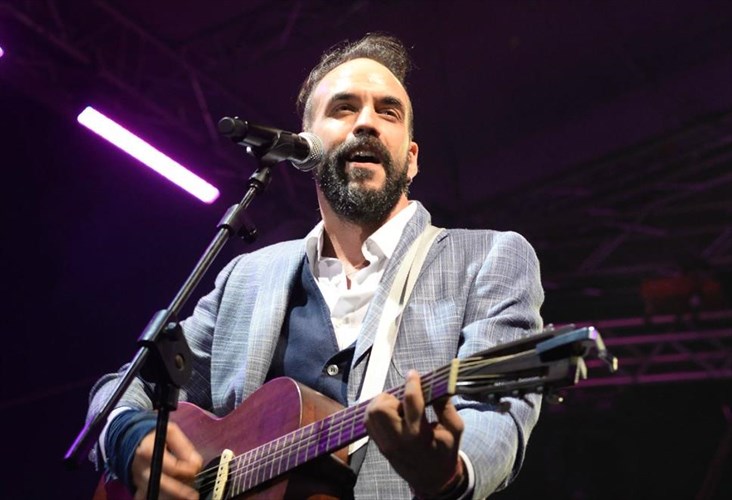 o-panos-tragoudise-sto-gkazon-me-tous-filous-tou-photos