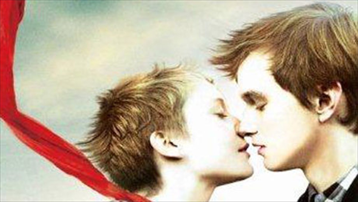 gkas-ban-sant-skinothetei-enan-erota-pera-apo-ta-kathieromena