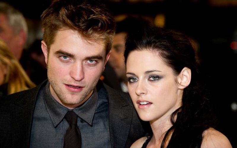 oi-robert-pattinson-kai-kristen-stewart-anatrepoun-ta-kathieromena