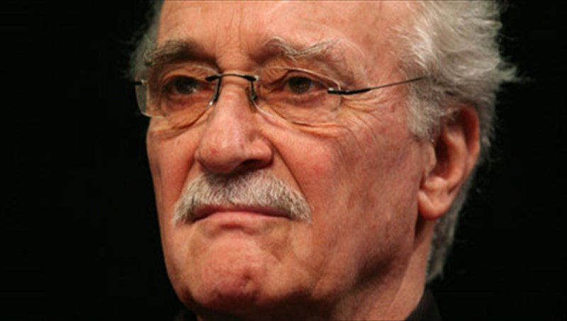 th-papageorgiou-o-mpost-satirizei-tin-koinoniki-upokrisia