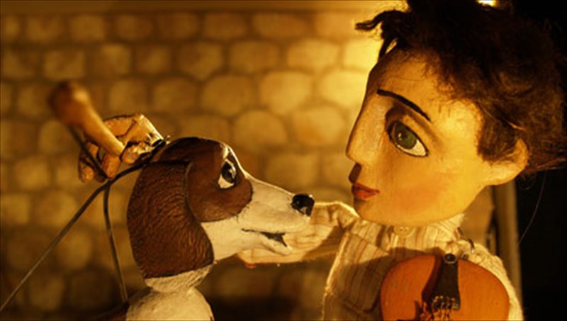 to-agori-me-ta-magika-daxtula-proskalei-tous-lilipouteious-theates