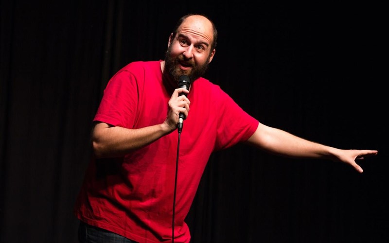 mousiki-kai-komodia-gia-deka-parastaseis-sto-gkazi